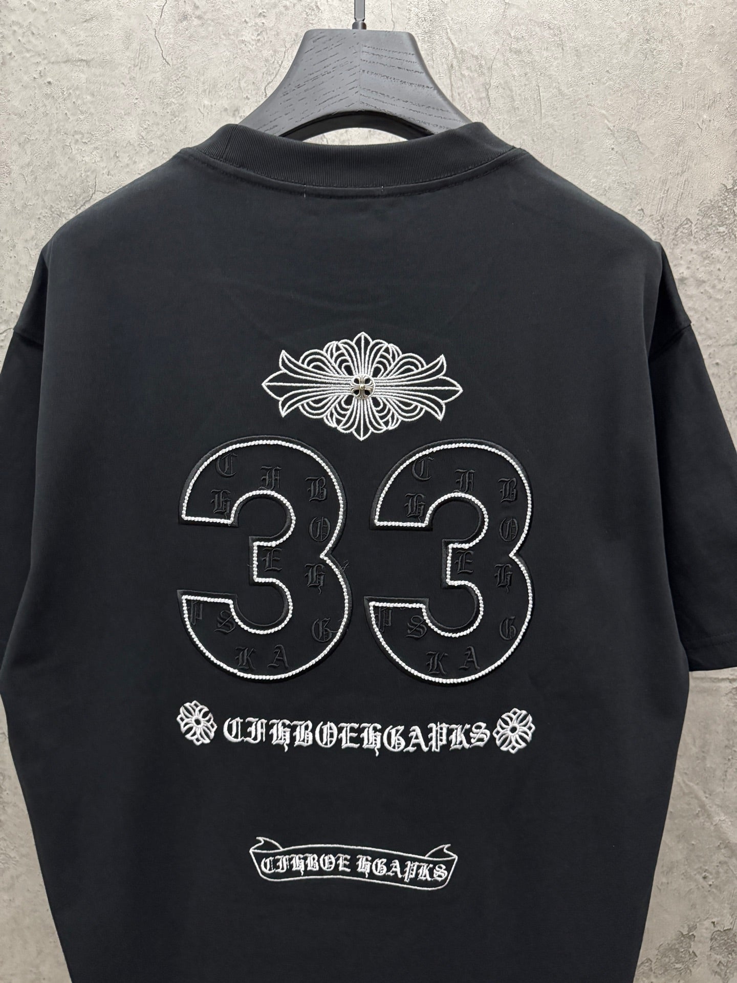 크롬하 33홀슈즈 로고 블랙 반팔