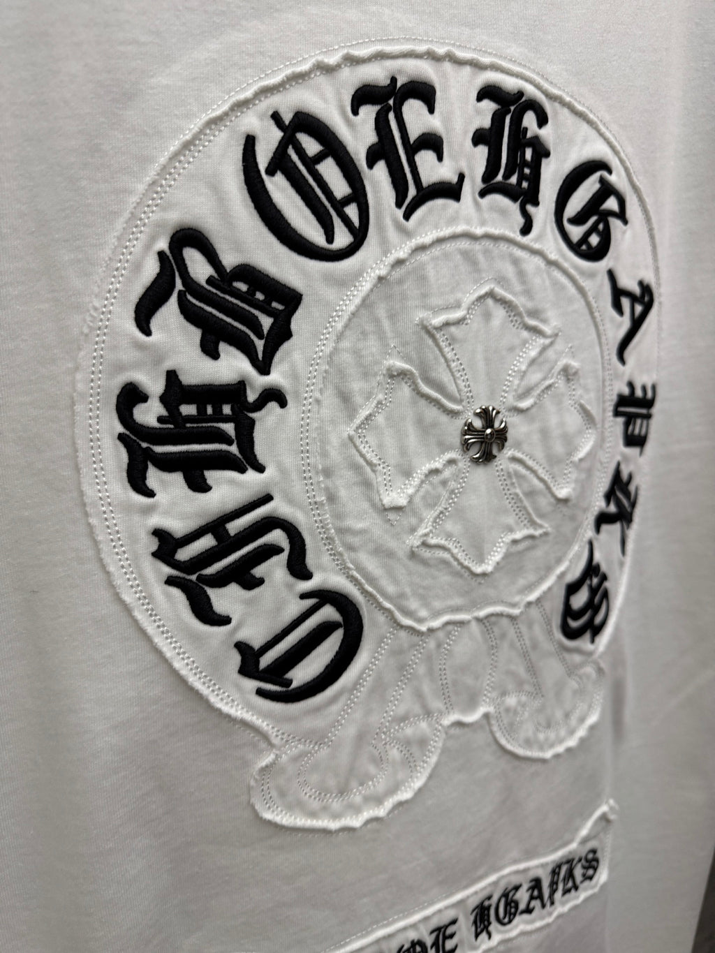 크롬하 홀슈즈자수로고 흰색반팔
