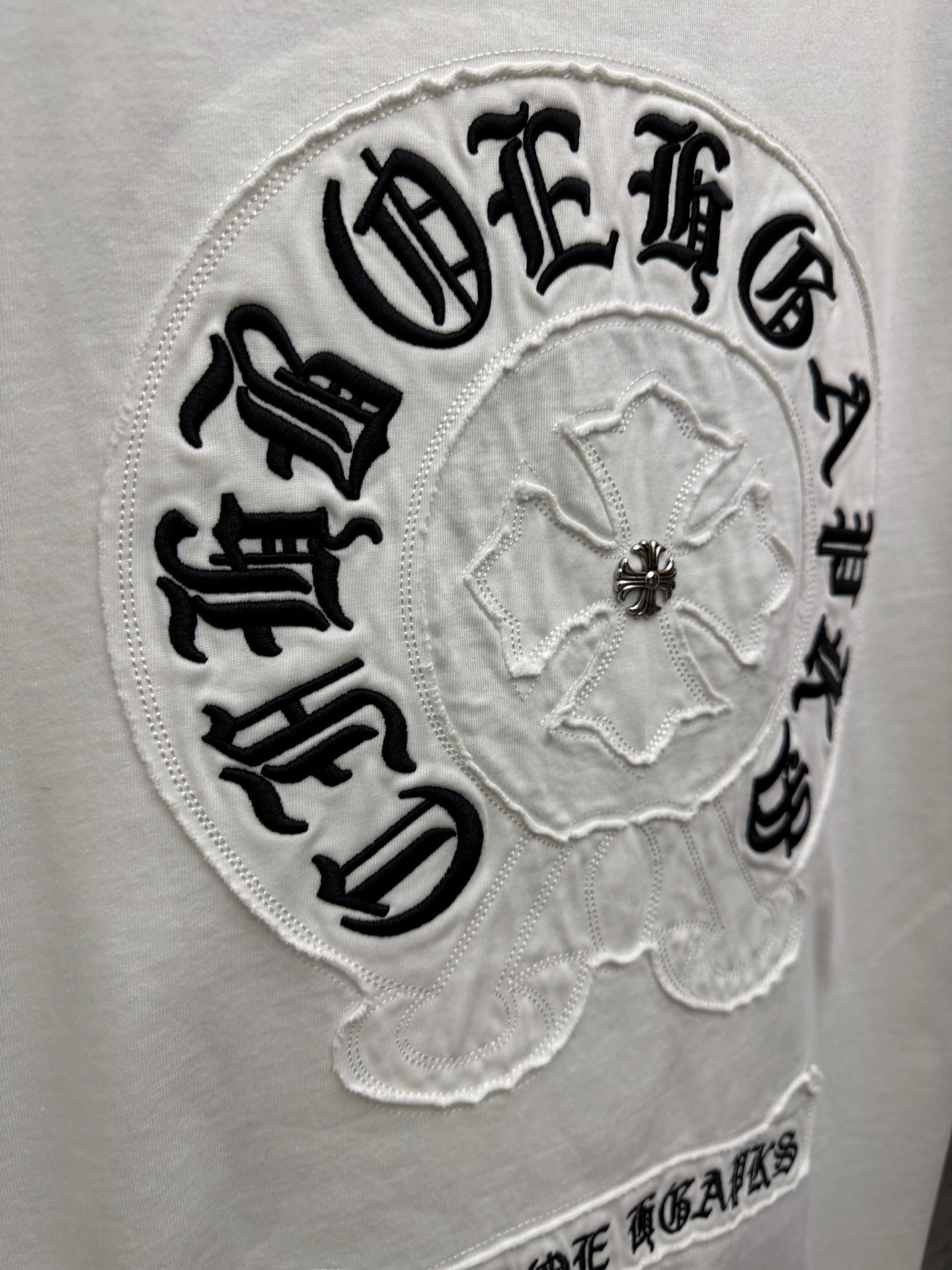 크롬하 홀슈즈자수로고 흰색반팔