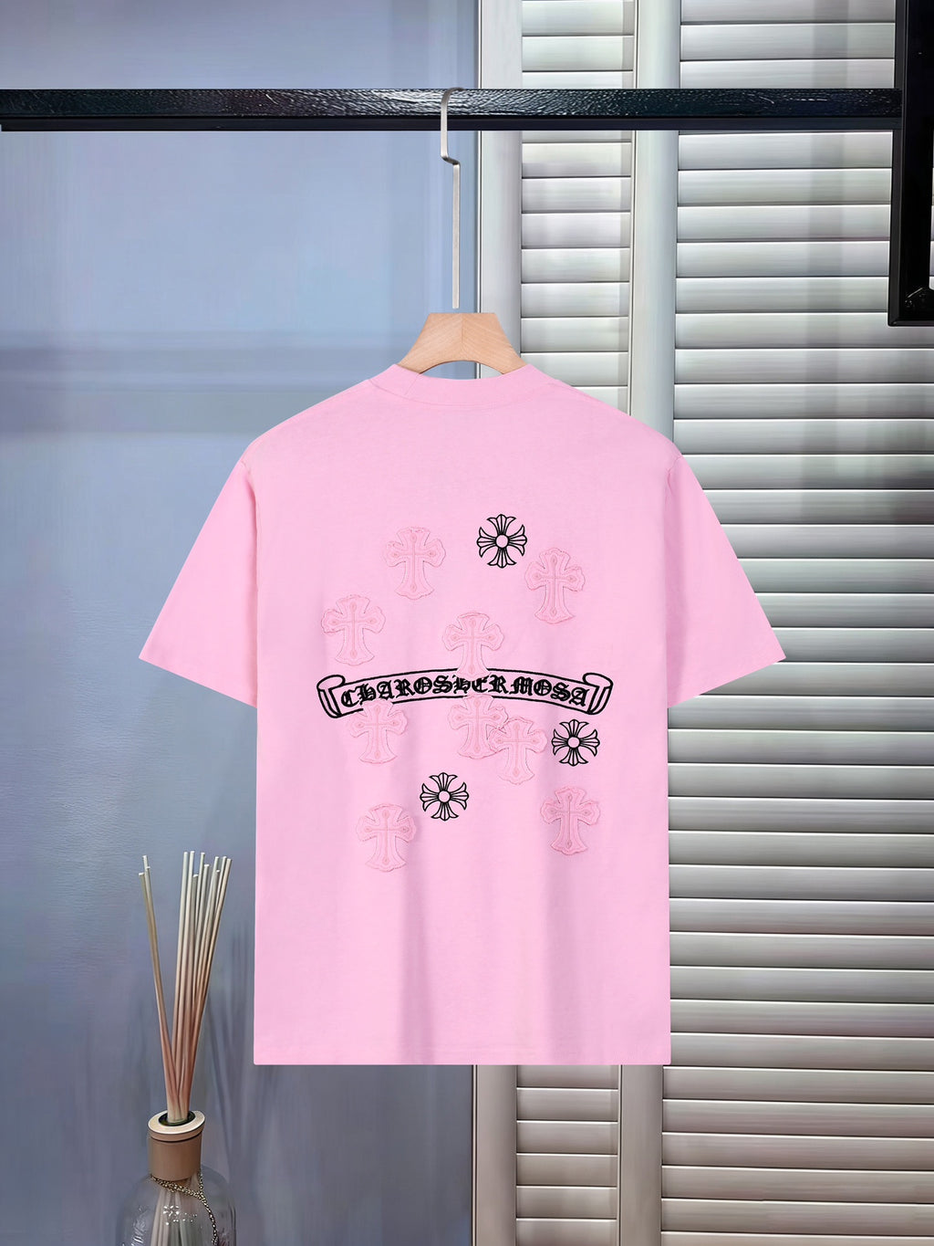 897832