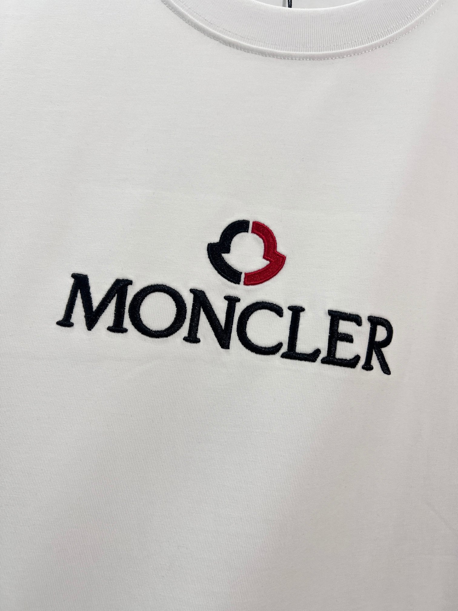 몽클 화이트블랙 반팔 908949