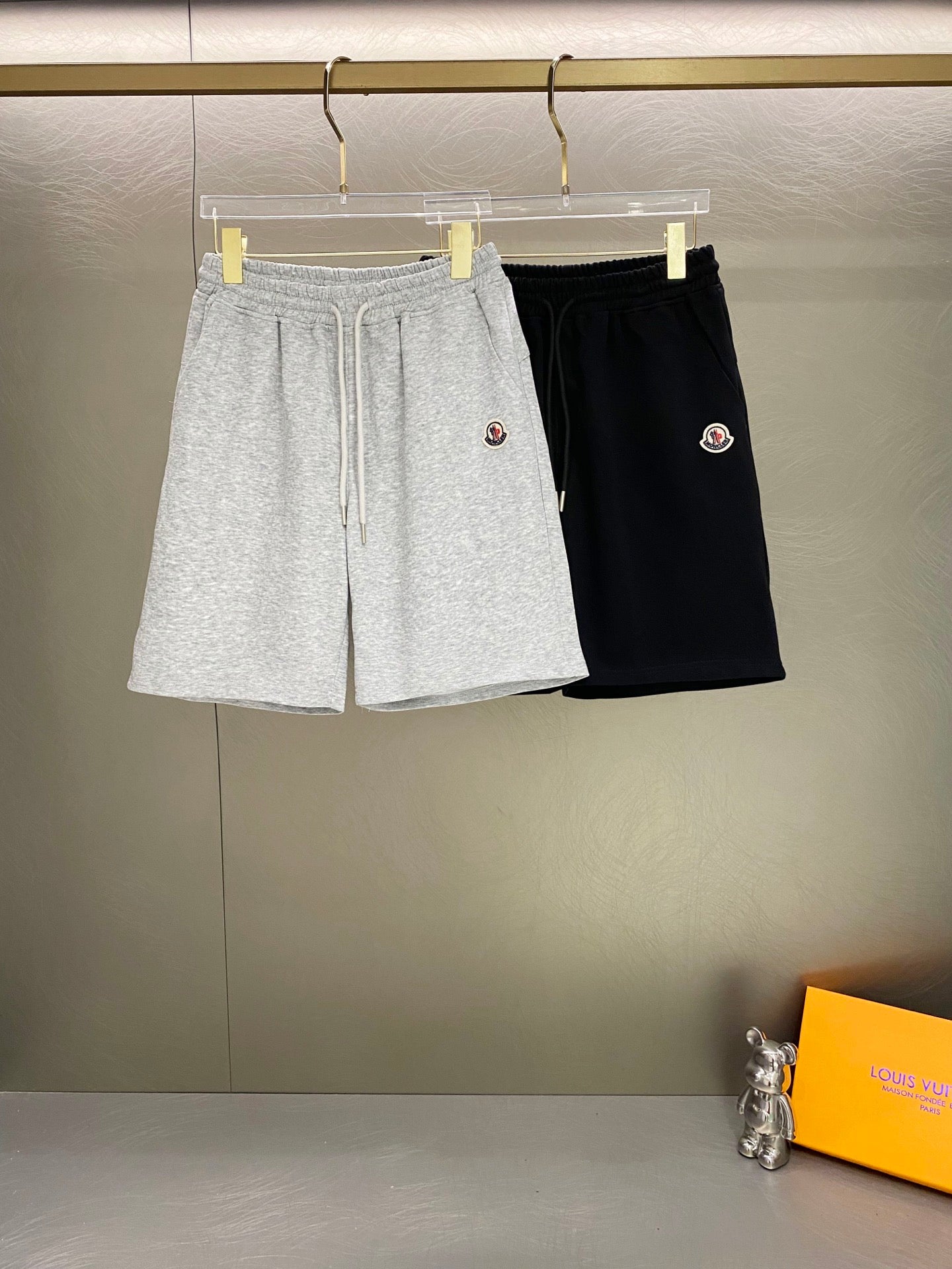 몽클 그레이블랙 반바지 906889