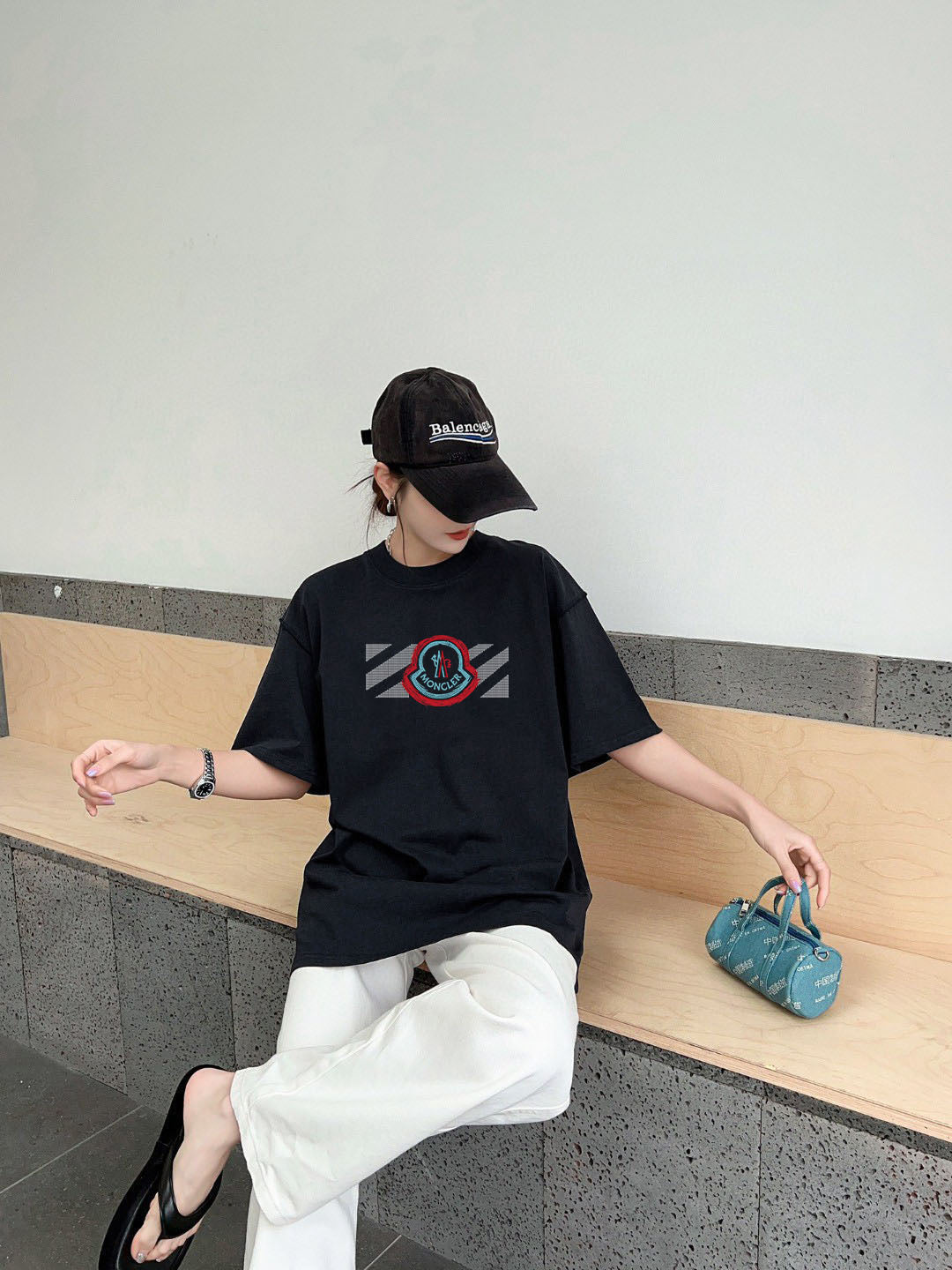 몽클 화이트즐랙 반팔 902389