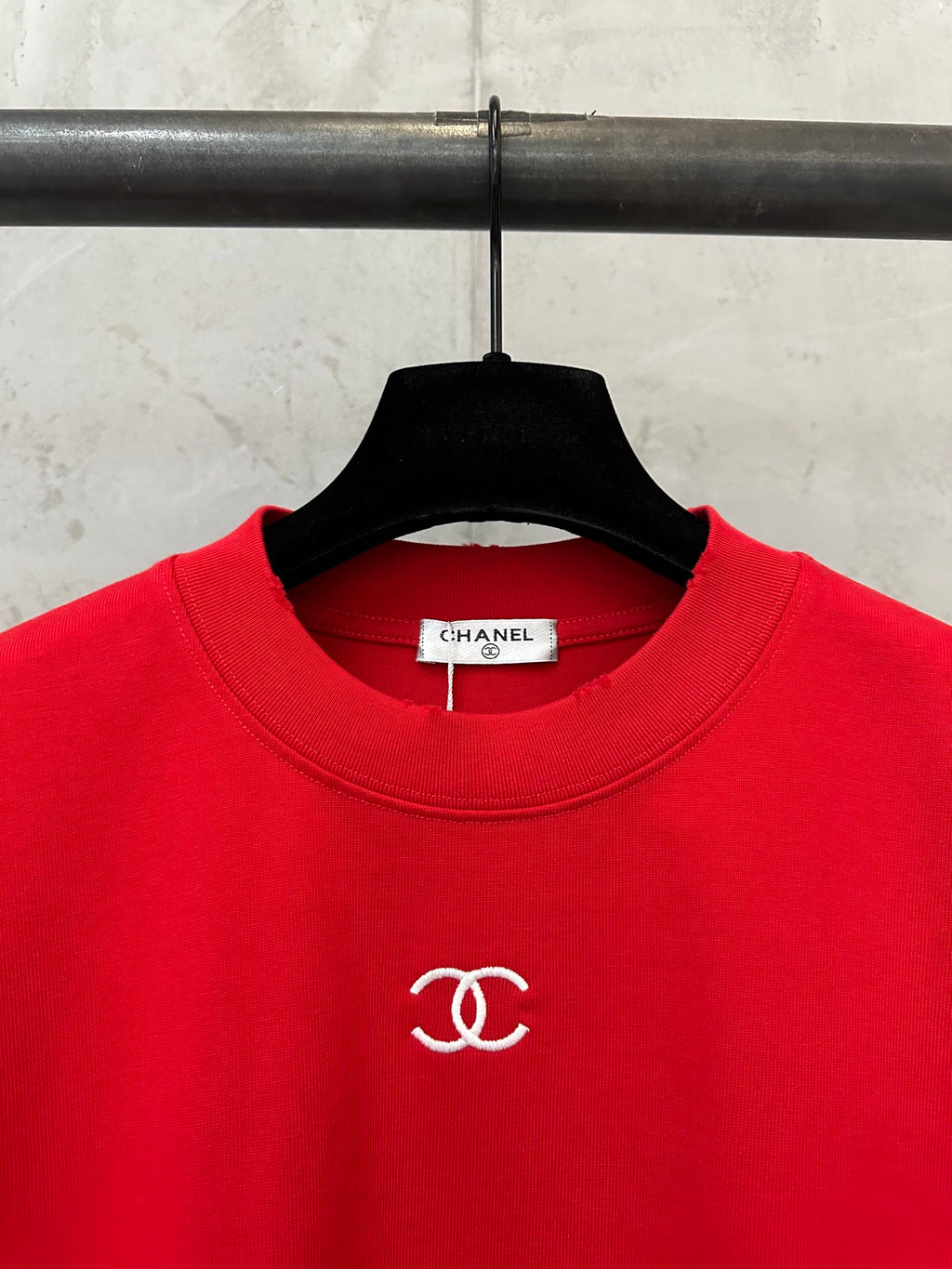 891587